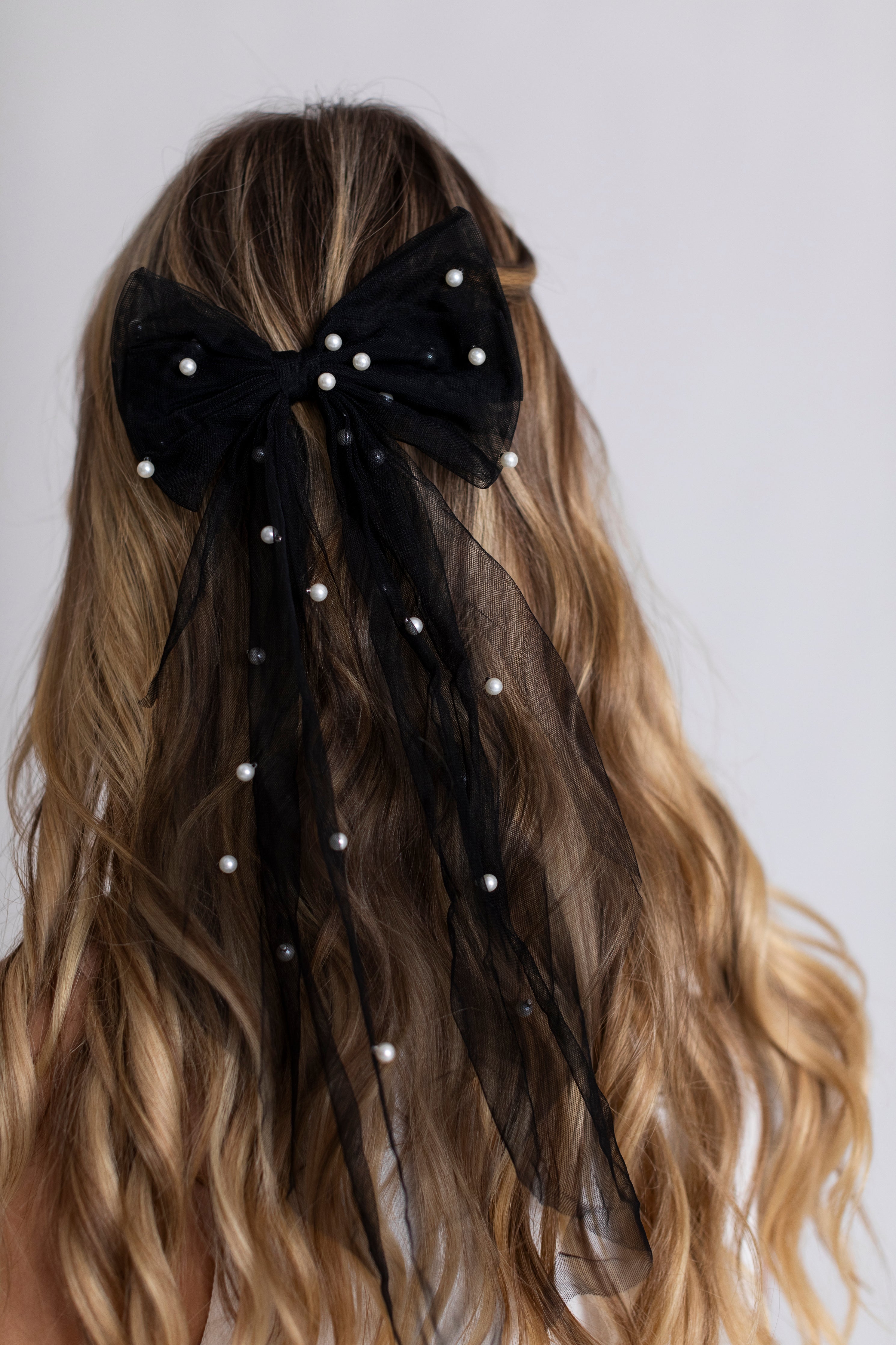 Pearly Bow in Noir