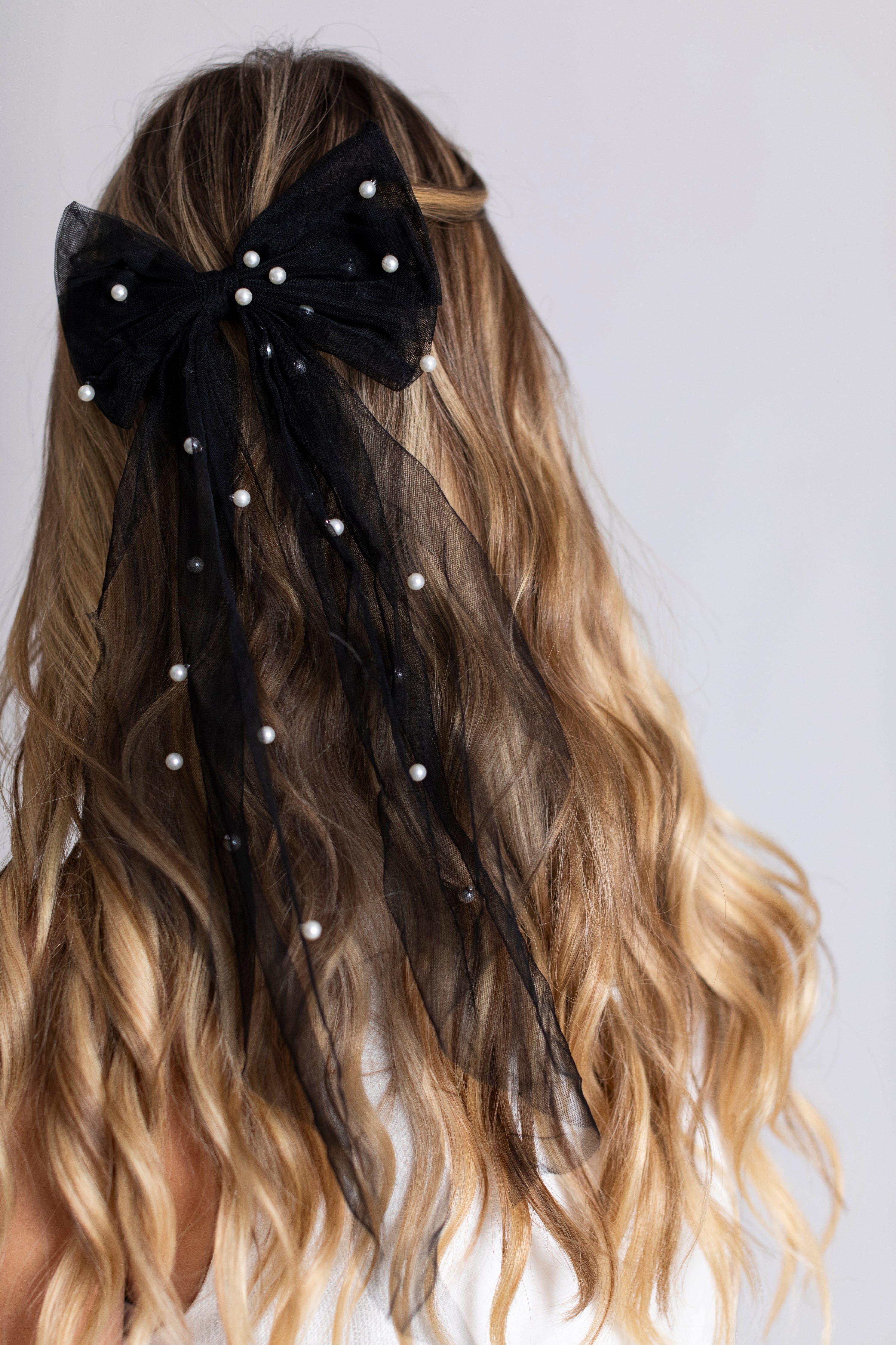 Pearly Bow in Noir